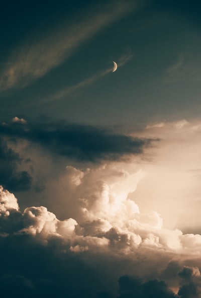 新月和云
